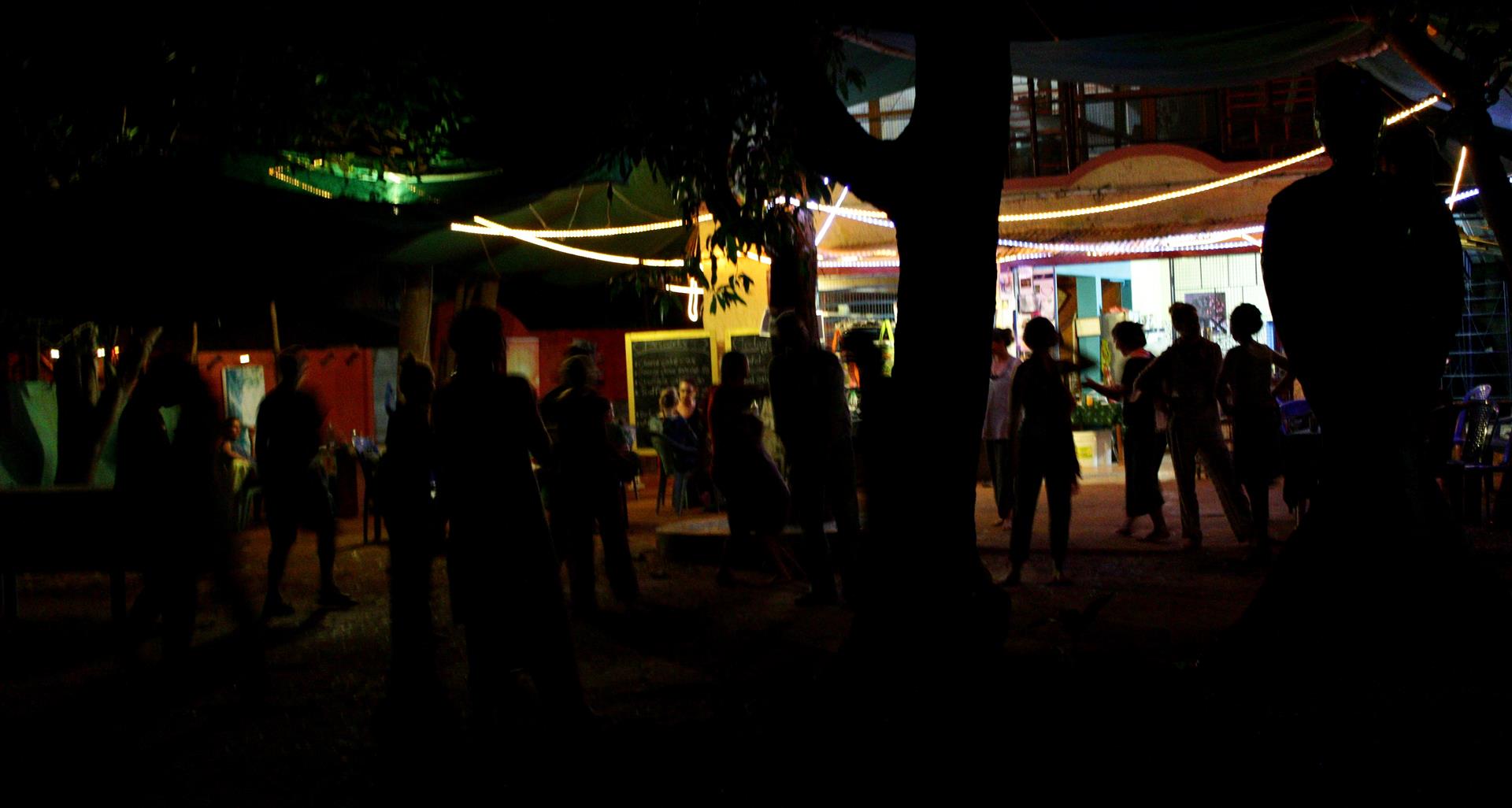 Well cafe dance (Large)